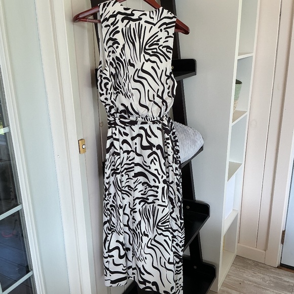 NWOT Donna Morgan Black and Ivory Print Silky Wrap Dress - 4/6 - Picture 4 of 9